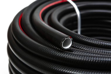 Kutuya sarılı plastik bir hortum ve plastik bir kilitle bağlanmış..