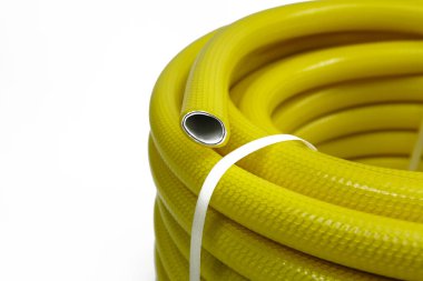 Kutuya sarılı plastik bir hortum ve plastik bir kilitle bağlanmış..