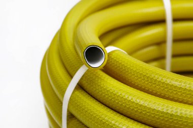 Kutuya sarılı plastik bir hortum ve plastik bir kilitle bağlanmış..