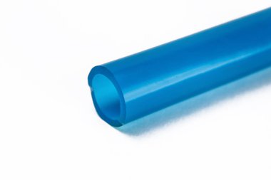 Beyaz arka planda, kauçuk hortumun kesik ucu.