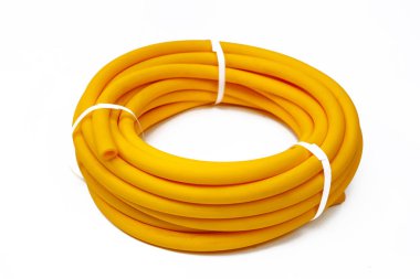 Kutuya sarılı plastik bir hortum ve plastik bir kilitle bağlanmış..