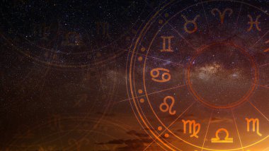 Yıldız falı çemberinin içinde astrolojik burç işaretleri var. Astroloji, gökyüzündeki yıldızların bilgisi Samanyolu ve ay üzerinde. Evrenin gücü kavramı.