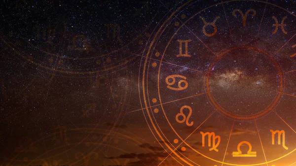Yıldız falı çemberinin içinde astrolojik burç işaretleri var. Astroloji, gökyüzündeki yıldızların bilgisi Samanyolu ve ay üzerinde. Evrenin gücü kavramı.