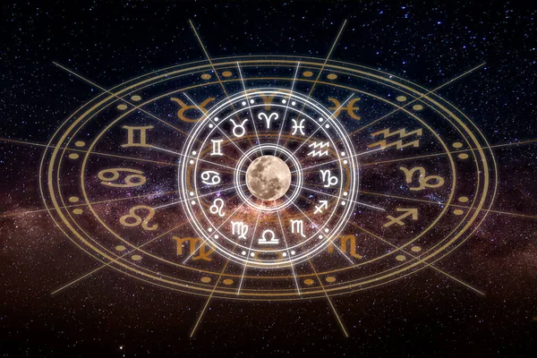 Yıldız falı çemberinin içinde astrolojik burç işaretleri var. Astroloji, gökyüzündeki yıldızların bilgisi Samanyolu ve ay üzerinde. Evrenin gücü kavramı.