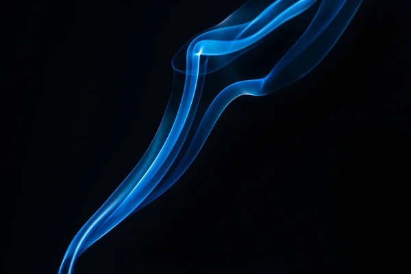 Fumo Azul Isolado Sobre Fundo Preto — Fotografia de Stock