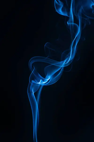 Fumo Azul Isolado Sobre Fundo Preto — Fotografia de Stock