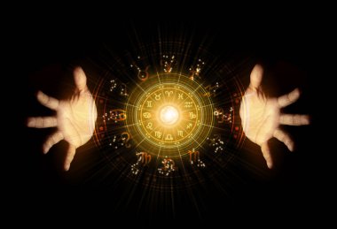 Burç dairesinin içinde burç işaretleri var. Astroloji gökyüzünde birçok yıldız ve ay ile astroloji ve burçlar kavramı.