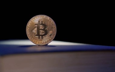 Bitcoin sikkeyi koyu dokulu arka plan ile kapat. Dijital Para Birimi.