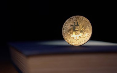 Bitcoin sikkeyi koyu dokulu arka plan ile kapat. Dijital Para Birimi.