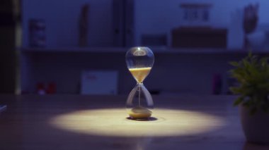 Ofisteki masanın üzerindeki kum saatini kapat..