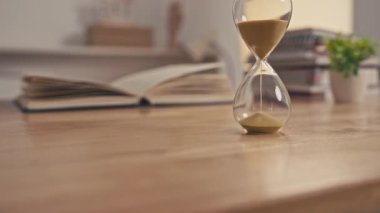 Ofisteki masanın üzerindeki kum saatini kapat..