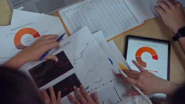 İş adamları, iş adamları ve veri analizi, şirket raporları veya performans değerlendirmeleri için ofiste belgeleri olan kişiler. Mali analistler, ekipler ve mali tahminler için belgeler, 