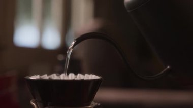 Kahve çekirdeklerine sıcak su dök..