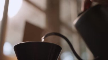 Kahve çekirdeklerine sıcak su dök..