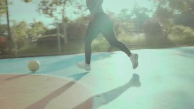 Dışarıda futsal oynayan Asyalı bir kız..