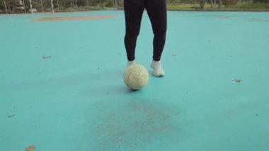 Dışarıda futsal oynayan Asyalı bir kız..