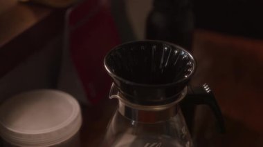 Kahve demliğinin içine filtre kağıdı koymadan önce elinizi kapatın..