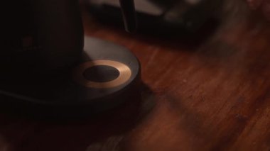 Elektrikli su ısıtıcısının ısısını ayarlayan kadının eli kapalı..