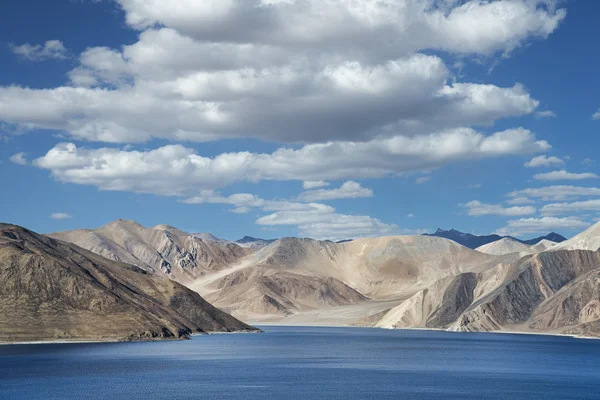 Lago de montaña azul profundo y colinas del desierto —  Fotos de Stock