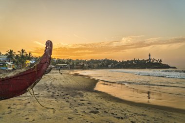 Sabah balıkçı tekneleri ile okyanus sahilinde