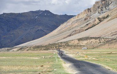 Valley dağlarda at binme motorcu