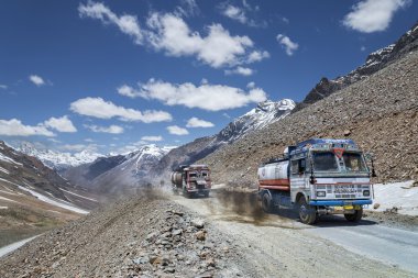 Dağlarda petrol kamyon