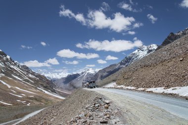 Petrol taşıyan kamyonlar dağlarda