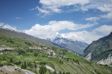 Küçük illage ve dağlar yeşil alanları