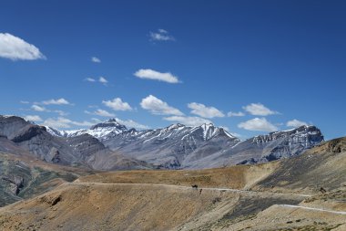 Yüksek dağlarda yolda kırık Kamyoneti durdur