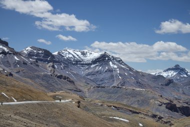 Yalnız motorcu dağ yol tarafından yüksek sürme