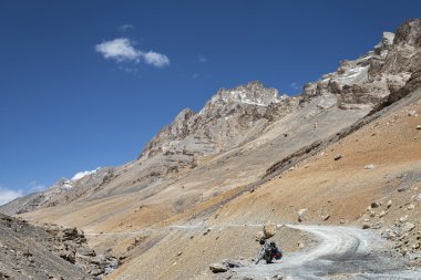 Motosiklet dağ yol kenarında park etmiş.