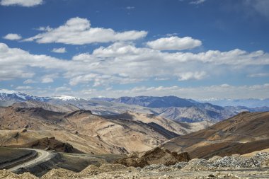 Dağları kar arasında eğimli yol görünümünü şapkalı