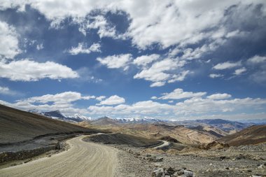 Dağları kar arasında eğimli yol görünümünü şapkalı