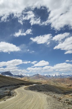 Dağları kar arasında eğimli yol görünümünü şapkalı