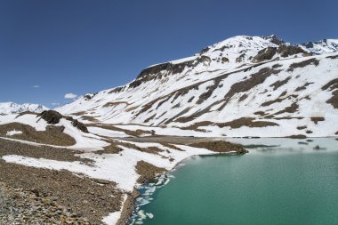 Torquoise Gölü buz kek ile yüksek rakımlı dağlarda