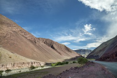 Görkemli dağlar arasında döşeme dağ yolu