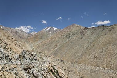 Dağlar görünümünde dolambaçlı yol