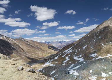 Dağlar görünümünde dolambaçlı yol