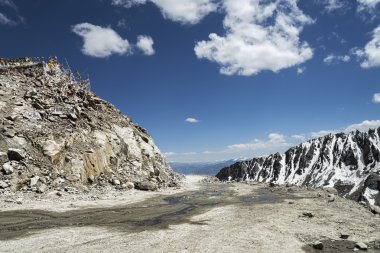 Khardung La geçmek yol hiç en yüksek motorable dağ geçidi
