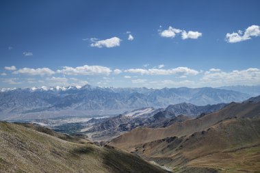 Himalaya dağ silsilesi ve Yeşil Vadi Leh Ladakh büyük görünümü
