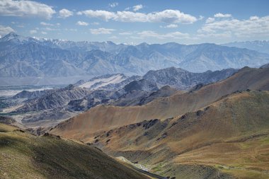 Himalaya dağ silsilesi ve Yeşil Vadi Leh Ladakh büyük görünümü