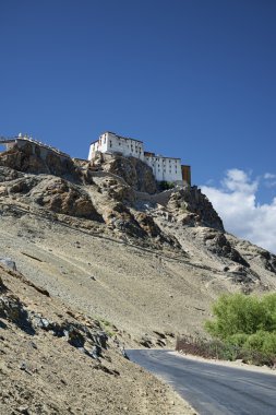 Uçurumun yolun üzerinde antik Budist tapınağı