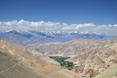 Yeşil Vadi ve büyük Himalayalar için havadan görünümü