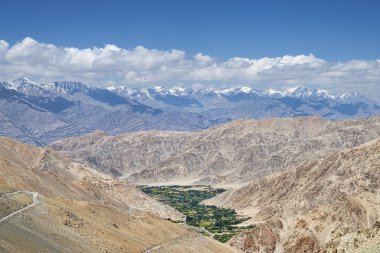 Yeşil vadi ve dolambaçlı yol Himalayalar havadan görünümü