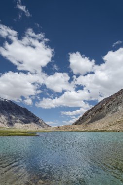 Yüksek dağ gölü ile yüzey üstüne yansıyan gök