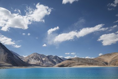 Saf su turkuaz Gölü Himalayalar