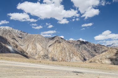Yüksek irtifa yolda bir yerde Himalayalar