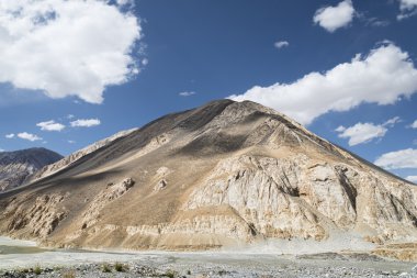 Bulutlar ile yüksek dağ