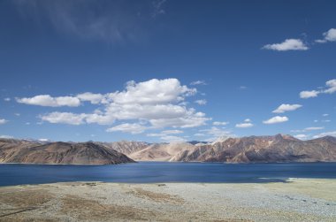 Yüksek dağ Gölü manzaralı panoramik görünüm