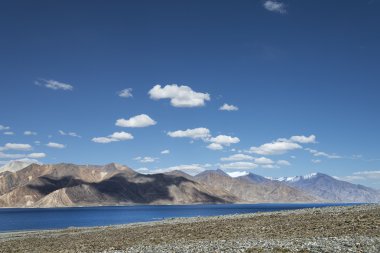 Uzak yüksek dağ Gölü kıyısında çakıl